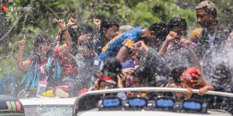 Reveles douse each other with water during Thingyan in Mandalay on Monday. / Zaw Zaw / The Irrawaddy