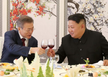 South Korean President Moon Jae-in makes a toast with North Korean leader Kim Jong Un during a luncheon at Samjiyon Guesthouse in Ryanggang province, North Korea, on Sept. 20, 2018. / Reuters