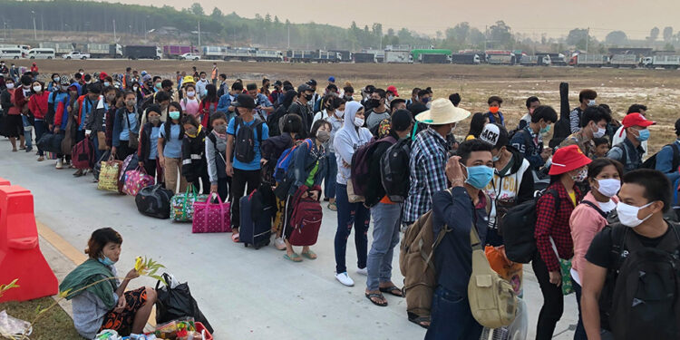 Myanmar migrant workers queue at the second Mae Sot-Myawaddy border checkpoint in Mae Sot, Thailand, to return to Myanmar on March 25. / Kyaw Kha / The Irrawaddy