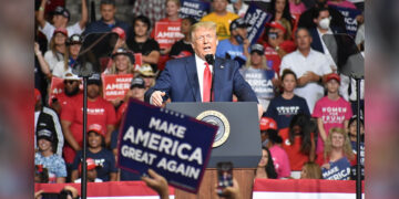 US President Donald Trump meet supporters at his ‘Make America Great Again’ rally in Tulsa, Oklahoma on June 20, 2020. / ANADOLU AGENCY / GETTY / KYODO