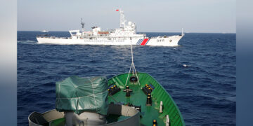 A ship of the Chinese Coast Guard (top) is seen near a ship of the Vietnam Marine Guard in the South China Sea, about 210 km off shore of Vietnam, on May 14, 2014. / Reuters
