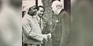 : U Nu shakes hand with Sir Winston Churchill.
