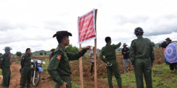 Military personnel and farmers engage in a dispute over farmland in Myaynigone Village in Kayah State's Loikaw Township in June 2019. / KSFU