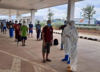 Thirty-five deported Myanmar migrants arrive back in Myawaddy, Karen State on June 8.