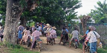 Residents of Khin-U Township flee their homes on Sunday. / Khin-U Township Information