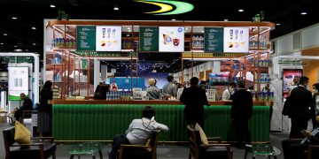 People order drinks at a ThaiBev bar during the Asia-Pacific Economic Cooperation summit in Bangkok on November 18, 2022. / AFP