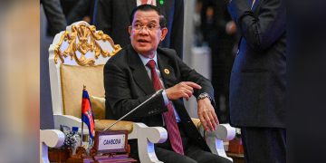 Hun Sen Hands Out Cambodian-Made Watches to Summit VIPs