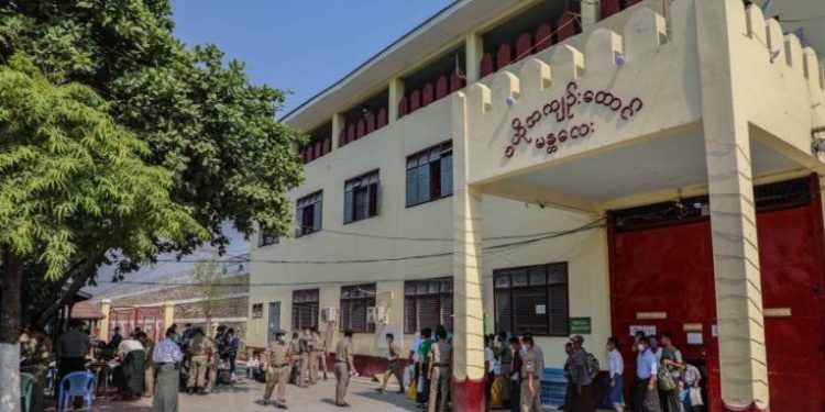 Myanmar Junta Punishes Political Prisoners by Restricting Food, Medicine Deliveries