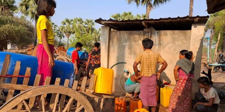 People gather for water in central Myanmar. / Yenanthar Dingar