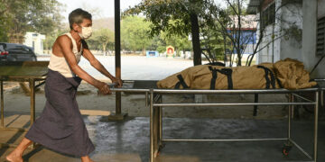 Myanmar Quake Toll Passes 2,700; Nation Halts to Honor Victims