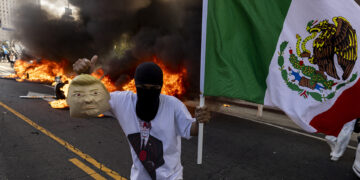 Protesters, Police Clash in Los Angeles as Soldiers Sent by Trump Fan Out