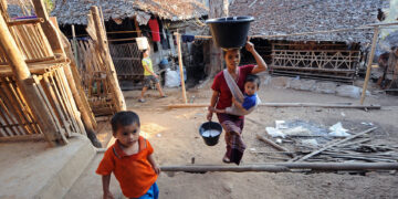 Thailand Begins Allowing Myanmar Residents of Border Camps Work Outside